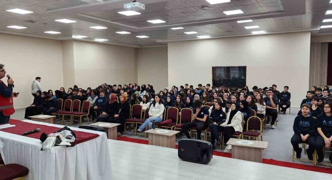 Bandırma'da gerçekleştirilen işbirliğiyle öğrencilere yönelik farkındalık programı kapsamında, 17 okulda