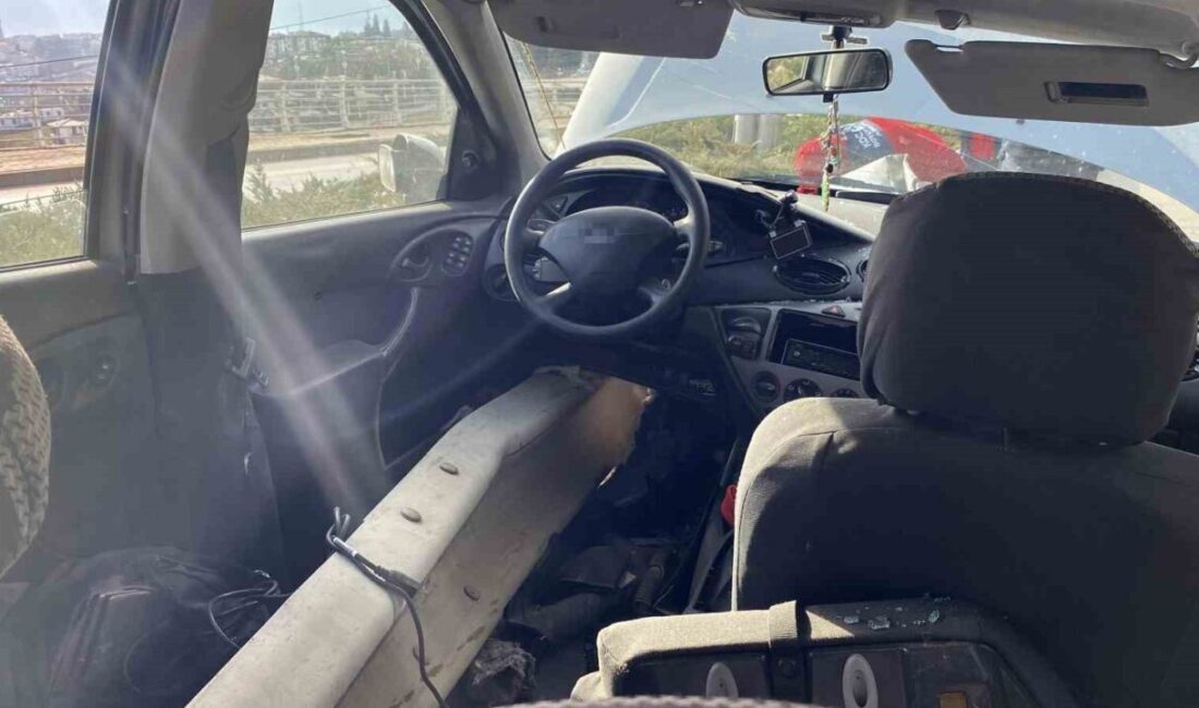 Bariyer otomobilin içinden geçti İzmit'te otomobil bariyere saplandı,