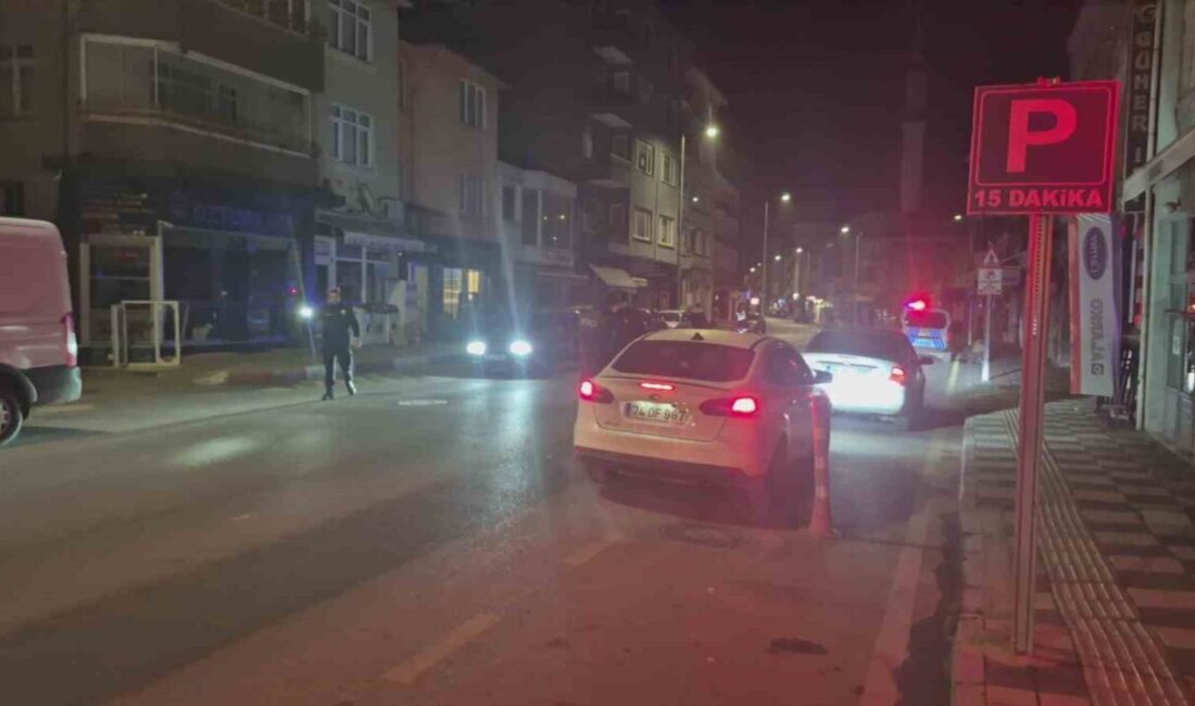 Bartın'da polis ve bekçiler gece yarısı Tuna Mahallesi Hendekyanı Caddesi'nde