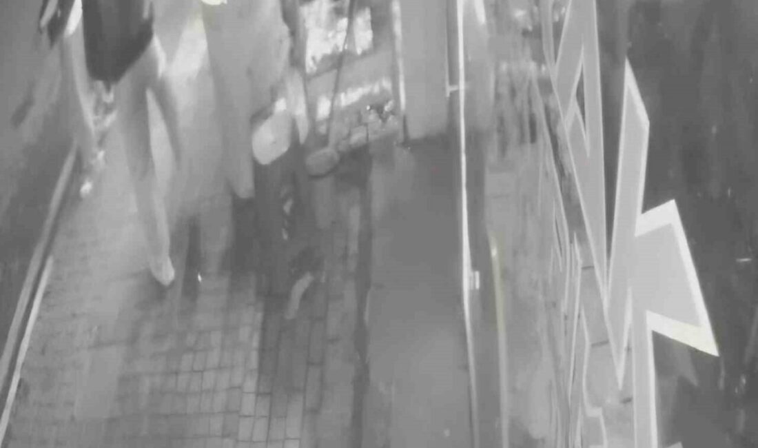 Bartın'da telefon şarjı nedeniyle çıkan kavganın güvenlik kameraları tarafından kaydedildiği