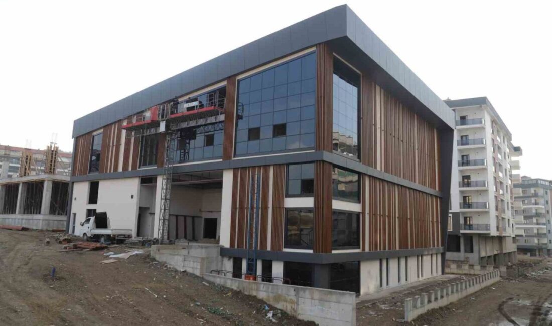 Turgutlu Belediye Başkanı Çetin Akın, gelecek vaat eden spor kompleksi