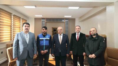 Onur Deligöz, Aziziye Belediyesi'nde bulduğu cüzdanı sahibine ulaştırarak ödüllendirildi. Başkan