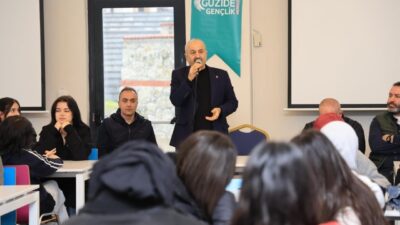 Gebze Belediye Başkanı Zinnur Büyükgöz, Güzide Gençlik Merkezi'ndeki gençlerle bir