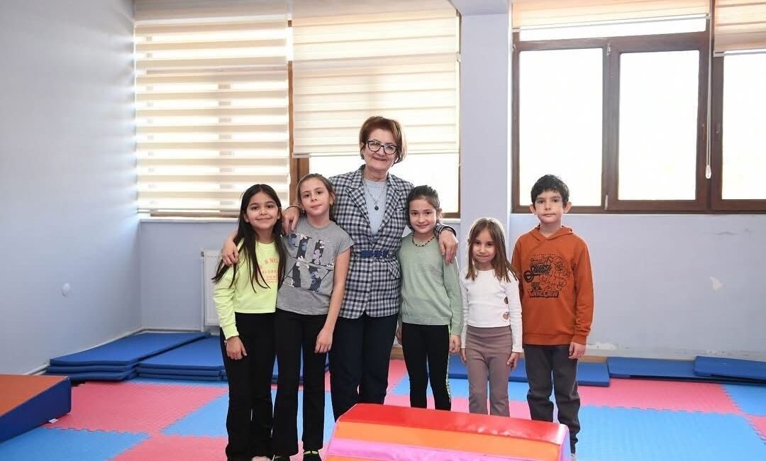 Denizli'nin Bozkurt Belediye Başkanı Birsen Çelik, Sanat Merkezi'ndeki minik kursiyerlerle