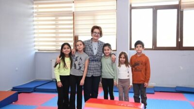 Denizli'nin Bozkurt Belediye Başkanı Birsen Çelik, Sanat Merkezi'ndeki minik kursiyerlerle