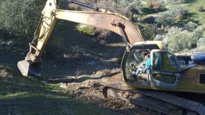 Aydın Büyükşehir Belediyesi, Söke'deki kırsal mahallelerde yol çalışmalarını tamamlayarak üreticilerin