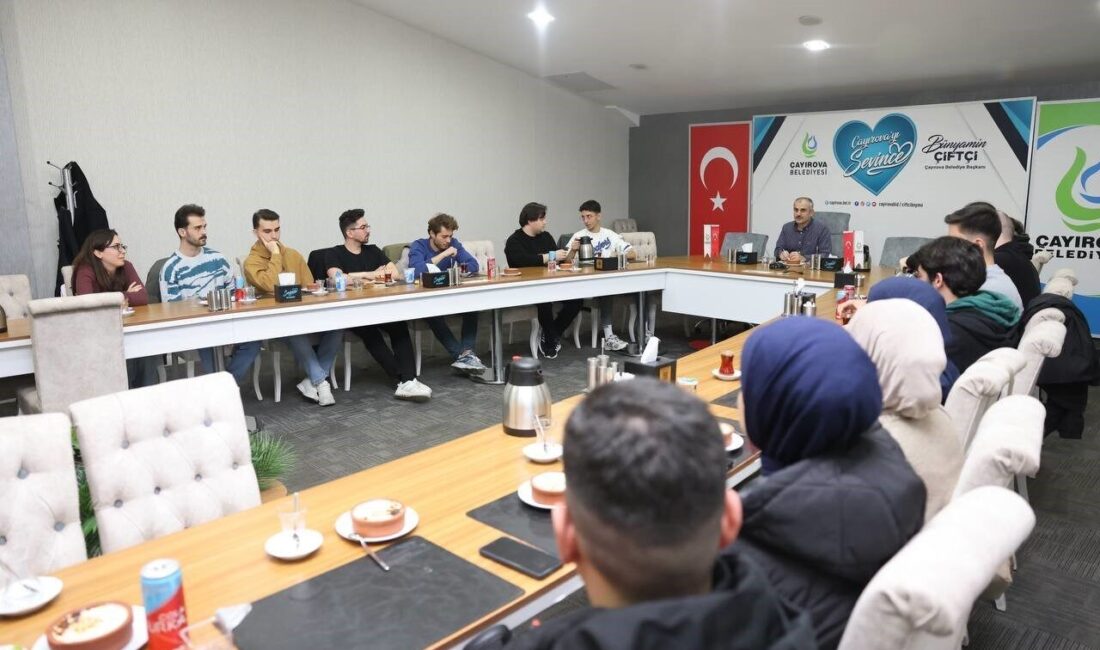 Çayırova Belediye Başkanı Bünyamin Çiftçi, üniversite öğrencilerine gelecekleri için eğitimi