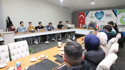 Çayırova Belediye Başkanı Bünyamin Çiftçi, üniversite öğrencilerine gelecekleri için eğitimi
