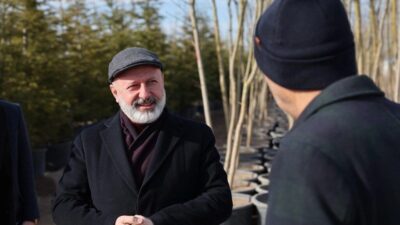Kocasinan Belediye Başkanı Ahmet Çolakbayrakdar, ilçenin fidanlık alanında yapılan ağaçlandırma