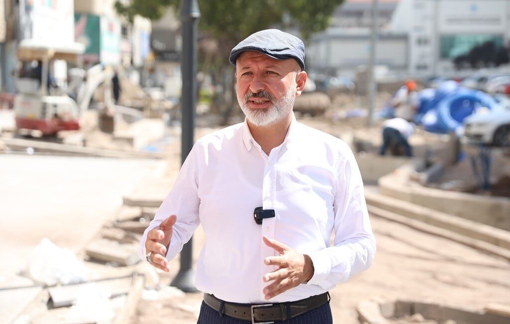 Kocasinan Belediyesi'nin Ahievran Caddesi çevre düzenleme çalışmaları hızla ilerliyor. Başkan