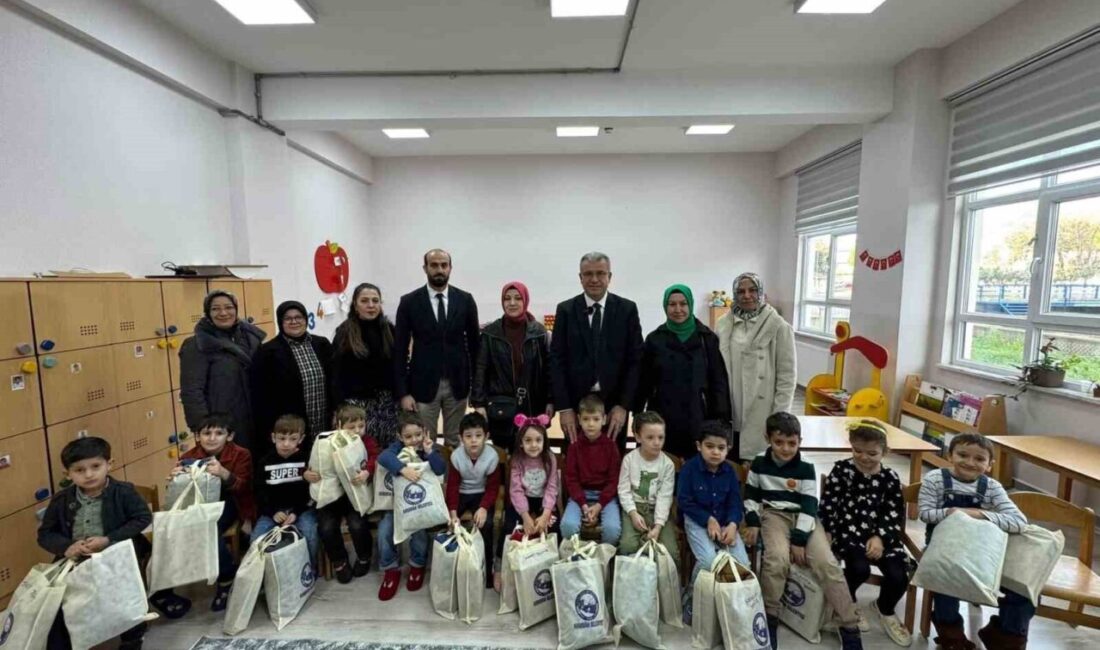 Karabiga Belediye Başkanı Ahmet Elbi, çocuklara mont ve bot hediye