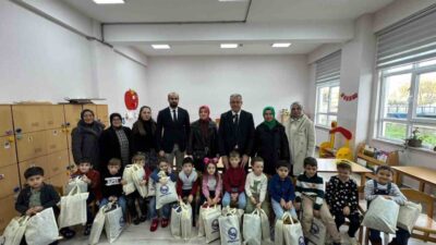 Karabiga Belediye Başkanı Ahmet Elbi, çocuklara mont ve bot hediye