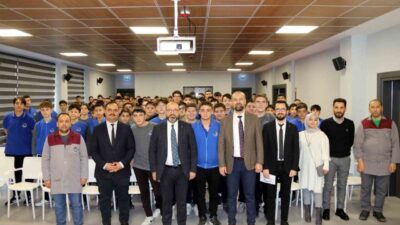 Kütahya OSB Yönetim Kurulu Başkanı Tolga Eskioğlu, meslek lisesinde öğrencilerle
