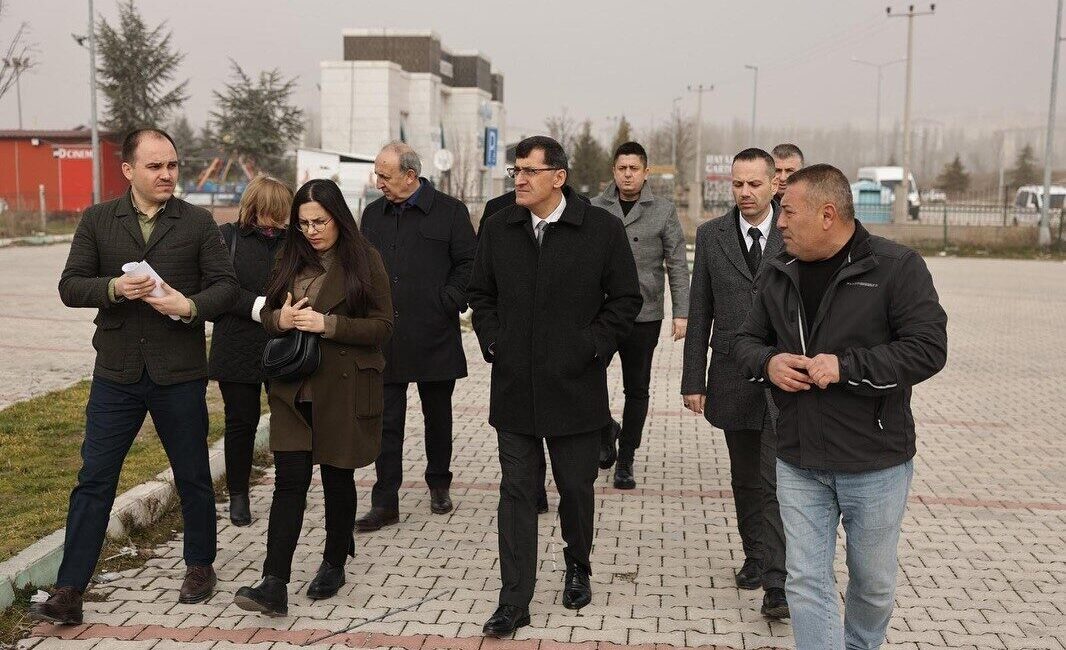 Kütahya Belediye Başkanı Eyüp Kahveci, Akkent Mahallesi’ndeki Şehzadeler Parkı’nı inceledi.
