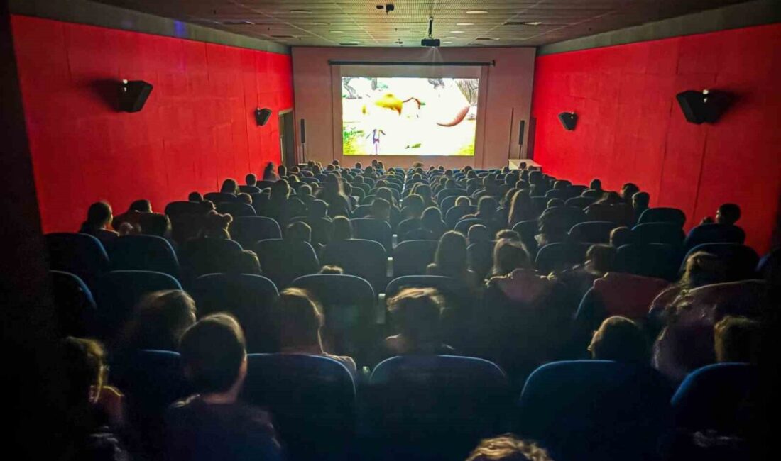 İncirliova Belediye Başkanı Aytekin Kaya, çocuklara özel düzenlenen sinema etkinliğine