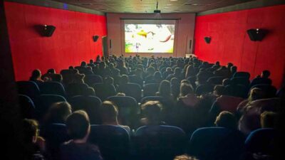 İncirliova Belediye Başkanı Aytekin Kaya, çocuklara özel düzenlenen sinema etkinliğine