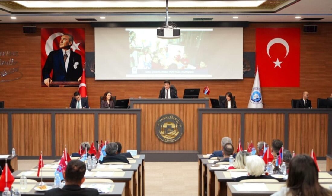 Ortahisar Belediye Meclisi'nin 2025 yılı toplantısında Başkan Ahmet Kaya yeni