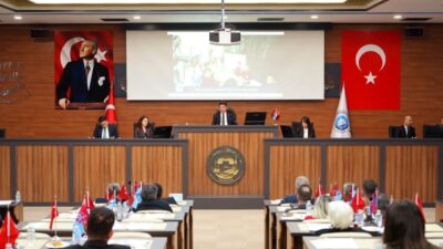 Ortahisar Belediye Meclisi'nin 2025 yılı toplantısında Başkan Ahmet Kaya yeni