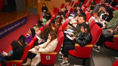 Çukurova Belediyesi tarafından düzenlenen "Kariyer Günleri"nde iş arayanlarla işverenler bir