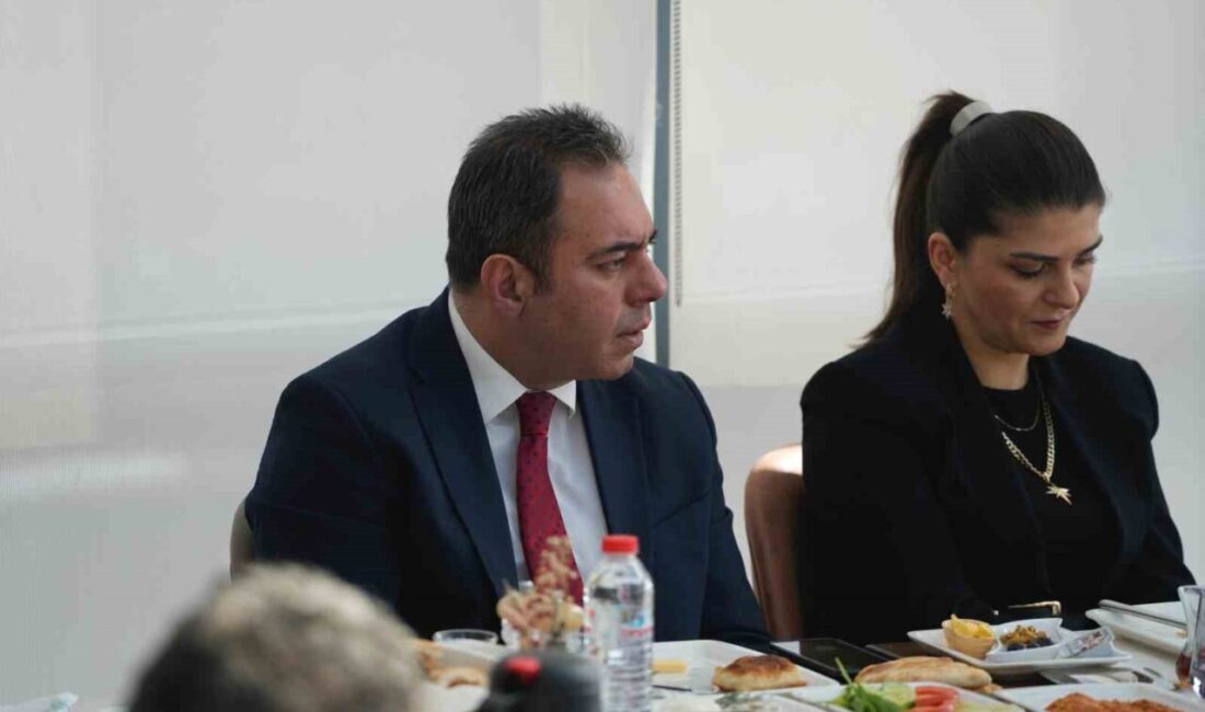 Kars Belediye Başkanı Ötüken Senger, basın mensuplarıyla Beylerbeyi Sarayı'nda bir