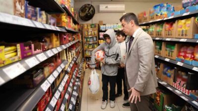 Marmaris Belediye Başkanı Acar Ünlü, zabıta ekipleri ile birlikte market