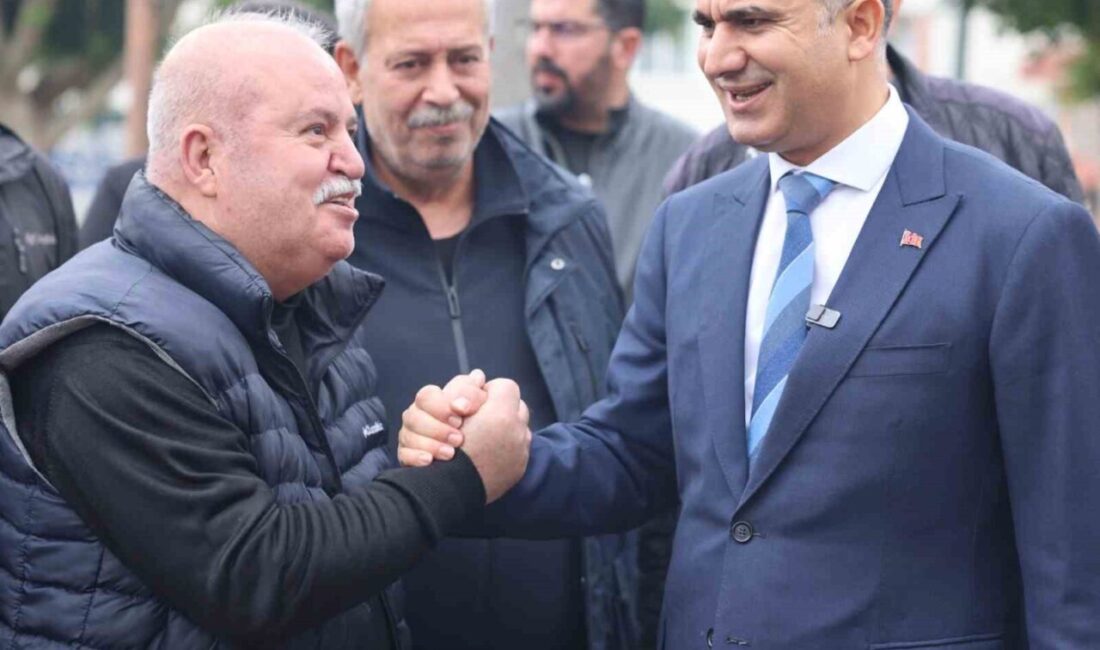 Akdeniz Belediyesi Başkan Vekili Zeyit Şener, Barış Mahallesi'ndeki asfalt çalışmalarını