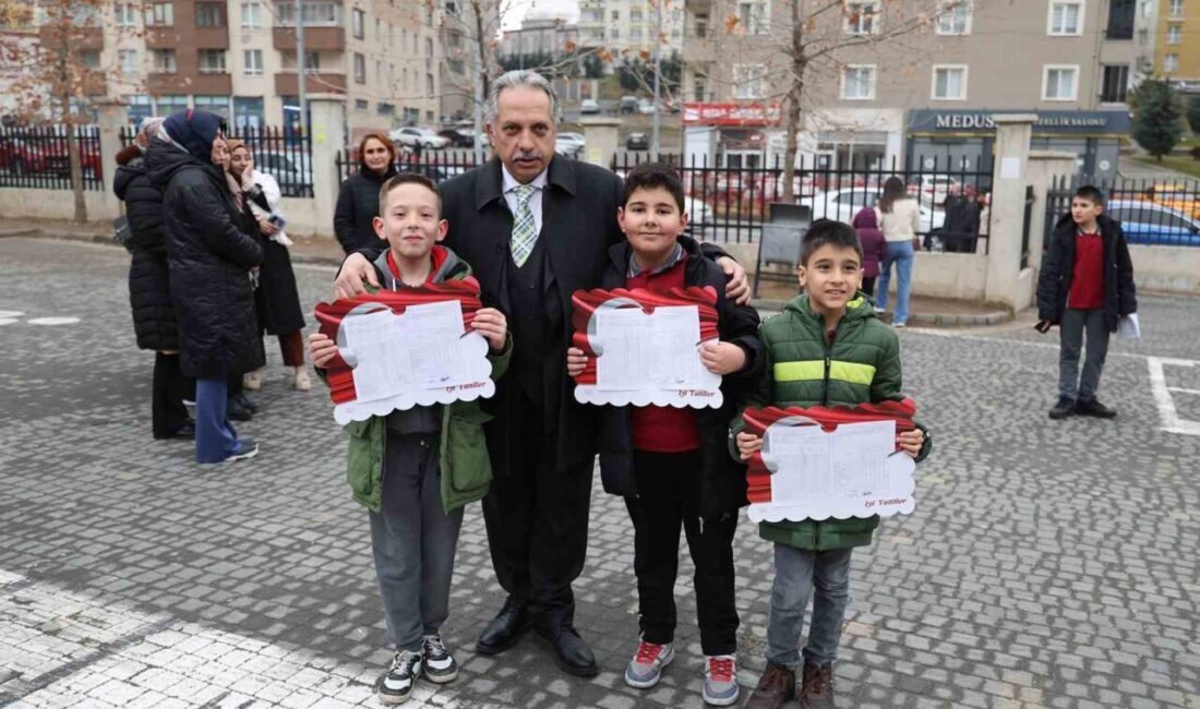 Mustafa Yalçın, Mevlana Mahallesi Mehmet Zeynep Akköse İlkokulu'nda düzenlenen karne