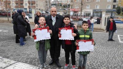 Mustafa Yalçın, Mevlana Mahallesi Mehmet Zeynep Akköse İlkokulu'nda düzenlenen karne