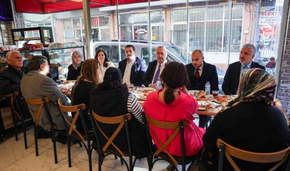 Uşak Belediye Başkanı Özkan Yalım, Dikilitaş esnafıyla kahvaltıda buluşarak görüş