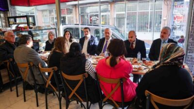Uşak Belediye Başkanı Özkan Yalım, Dikilitaş esnafıyla kahvaltıda buluşarak görüş