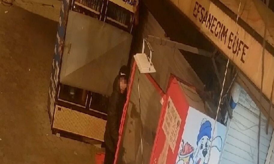 Altındağ ilçesindeki meşrubat büfelerinde hırsızlık olayları yaşandı. Güvenlik kameralarına yakalanan