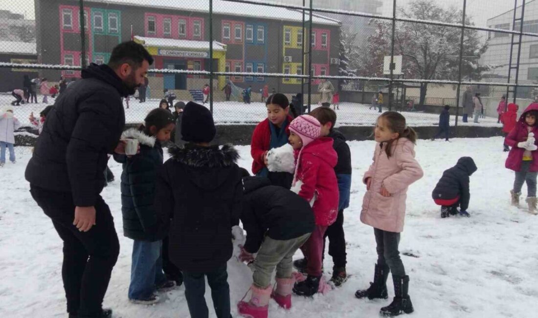 Batman’da kar yağışıyla birlikte çocuklar gönüllerince eğlendi Gercüş ilçesinde Cumhuriyet İlköğretim