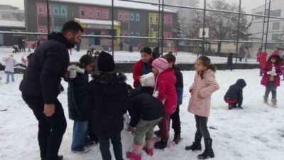 Gercüş ilçesinde Cumhuriyet İlköğretim Okulu öğrencileri karın keyfini çıkararak kartopu
