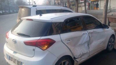 Batman’da Turgut Özal Bulvarı Dörtyol Kavşağı’nda meydana gelen trafik kazasında