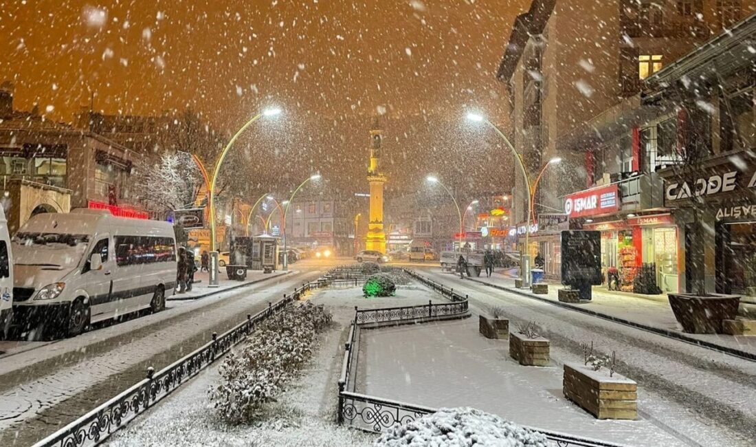 Bayburt kent merkezi beyaza büründü, çocuklar karın tadını çıkarttı Bayburt'ta başlayan kar yağışı