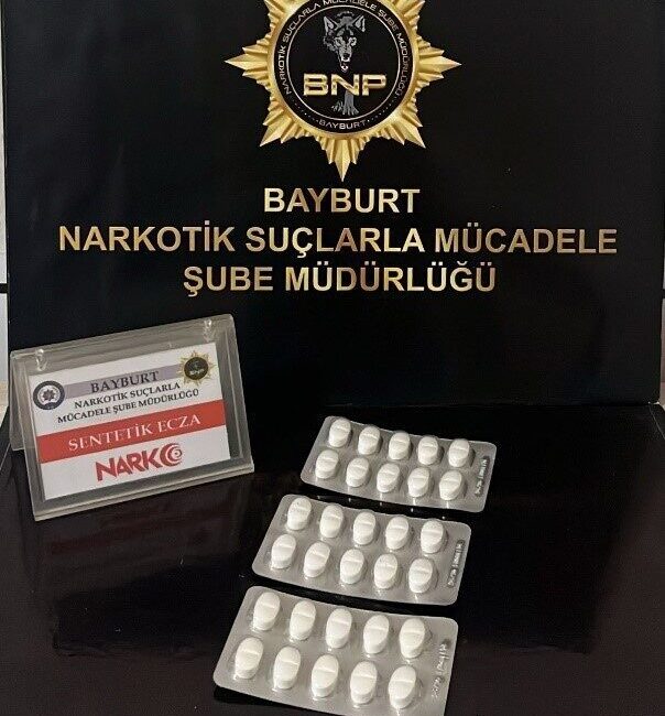 Bayburt polisi, şüpheli G.H.'nin üzerinde yaptığı aramada 30 adet sentetik