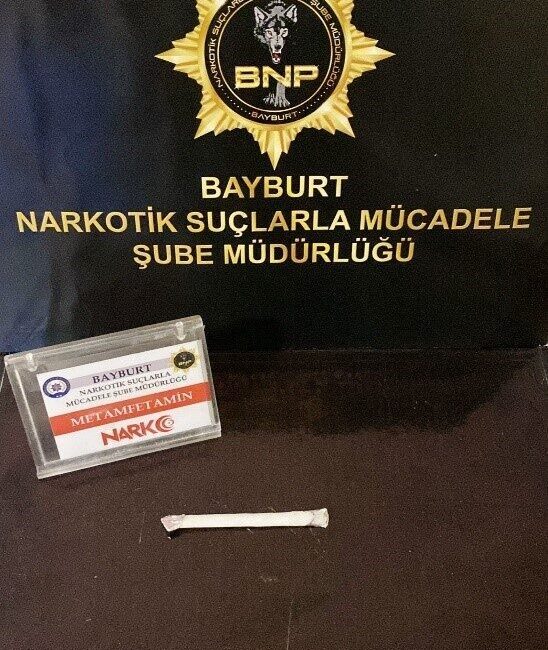 Bayburt'ta yapılan polis aramasında M.K. isimli şahsın üzerinden metamfetamin bulundu.