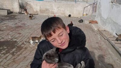 Bayburt TOBB Örence İmam Hatip Ortaokulu öğrencileri, sokak hayvanlarını besleyerek