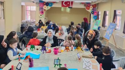 Bayburt'taki Şehit Nevzat Kaya İlkokulu'nda öğrenciler, aileleriyle birlikte enerji tasarrufunu