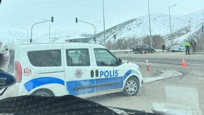 Bayburt-Erzurum karayolunda meydana gelen kazada E.A. yönetimindeki otomobil, yol kenarında