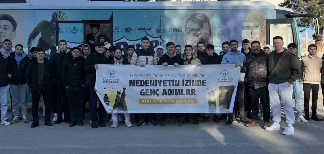 Bayburt'tan gelen gençler, Medeniyet, Tarih ve Kültür Kampları kapsamında Ahlat'ı
