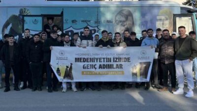 Bayburt'tan gelen gençler, Medeniyet, Tarih ve Kültür Kampları kapsamında Ahlat'ı
