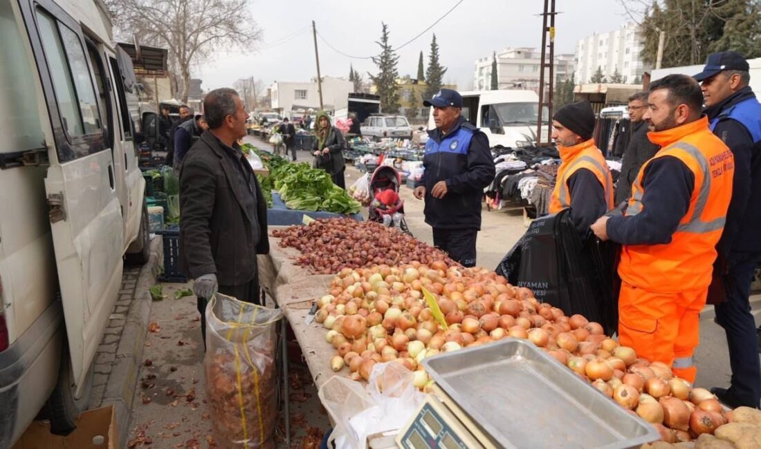 Adıyaman Belediyesi, semt pazarlarında bulunan pazarcılara çöp poşetleri dağıtarak çevreyi