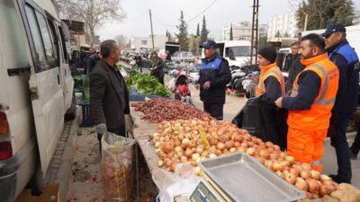 Adıyaman Belediyesi, semt pazarlarında bulunan pazarcılara çöp poşetleri dağıtarak çevreyi