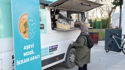 Beşiktaş Belediyesi kış aylarında sıcak çorba dağıtarak dayanışma ruhunu yaşatıyor.