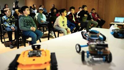 Beylikdüzü Belediyesi, ortaokul öğrencilerine robotik kodlama eğitimi vererek geleceğin teknolojisine
