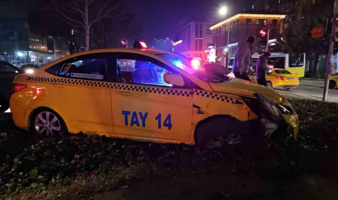 Beyoğlu'nda meydana gelen trafik kazasında manevra yapan araç taksiye çarptı.