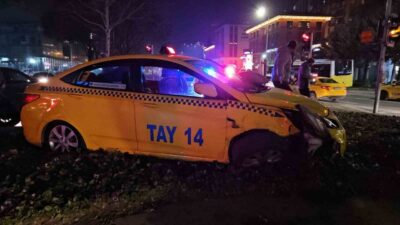 Beyoğlu'nda meydana gelen trafik kazasında manevra yapan araç taksiye çarptı.