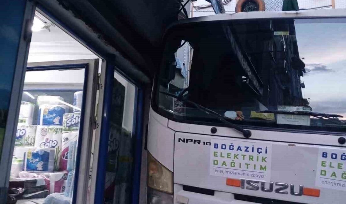 Beyoğlu’nda freni tutmadığı iddia edilen kamyonet markete çarptı: O anlar kamerada BEDAŞ'a ait kamyonetin yokuş