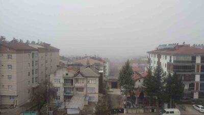 Konya'nın Beyşehir ilçesinde etkili olan yoğun sis, ulaşımı olumsuz etkiliyor.
